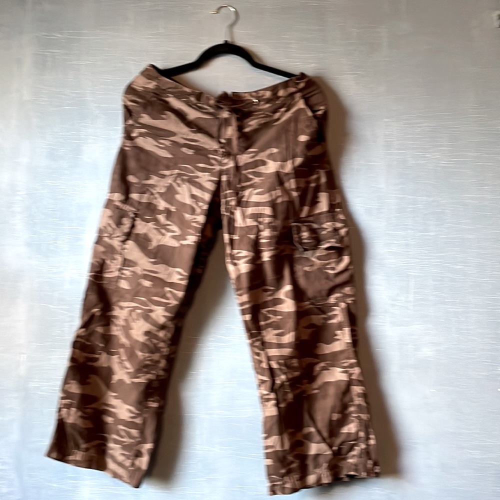 Brown camo pants that sits below the waist.